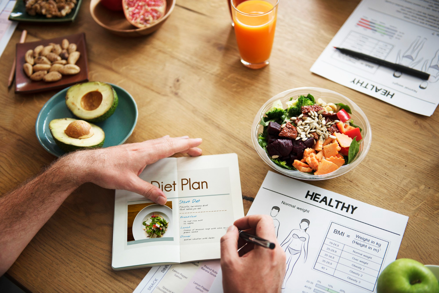 Nutricionista en consulta de asesoramiento nutricional inicial